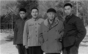 王炳南与儿子王黎明、王东明、王波明.jpg