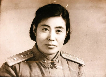 军科院的女军官.jpg