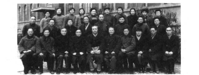 图2 1964年受卫生部嘉奖的参加抢救邱财康的医护人员合影.jpg