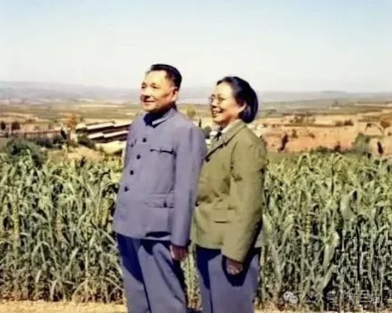 1975年，邓小平卓琳夫妇在大寨。江青摄