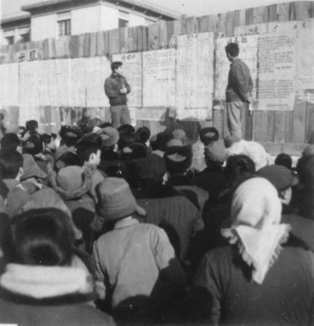 首批请愿团在北京街头刷标语2.jpg