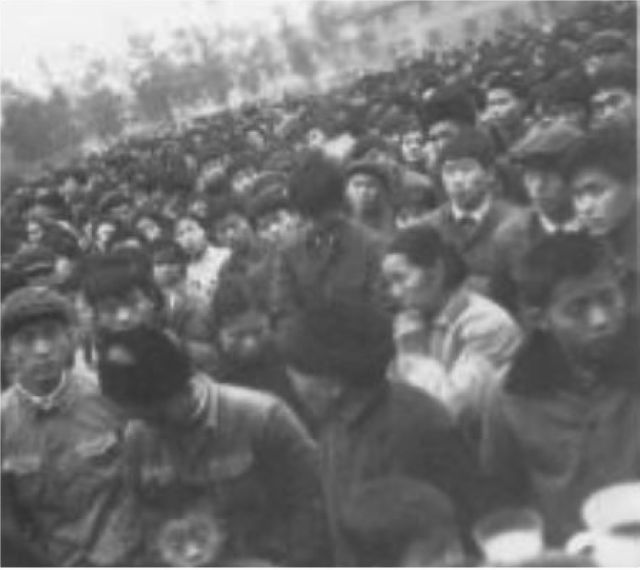 首批请愿团在重庆大田湾体育场向群众讲演。.jpg