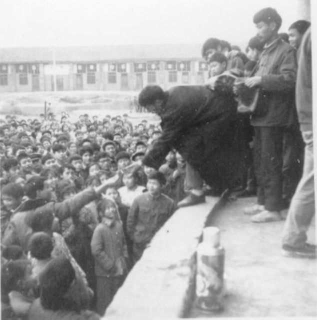 首批请愿团在重庆大田湾体育场向群众讲演1.jpg