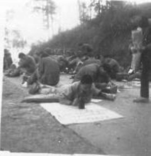 请愿团员在公路上书写大字报1.jpg