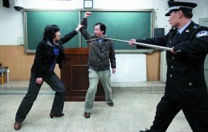 当日，西城区为全区所有中小学和幼儿园以及校外机构配备了近200个警用钢叉，警用钢叉将交给学校门卫，成为学校防范犯罪侵害的新武器。本报记者 韩萌 摄
