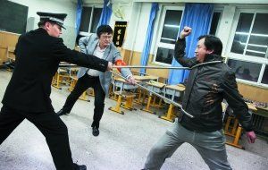 •    昨晚，北京三中教室，两位老师与民警一起演示用警用钢叉对付闯进学校袭击学生的歹徒。