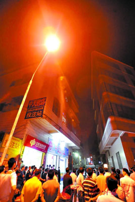 男子砍完人后，走上3楼跳楼自杀