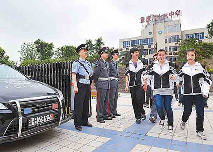 5月10日中午，重庆市沙坪坝区68中学，学生放学的时候，“校警”、保安和警车都在校门口，保证学生的安全。向沈军摄