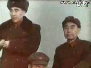 林副主席同周恩来在第二辆敞篷汽车上