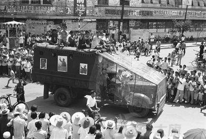 “文攻武卫”中的“装甲”宣传车 蒋少武摄
