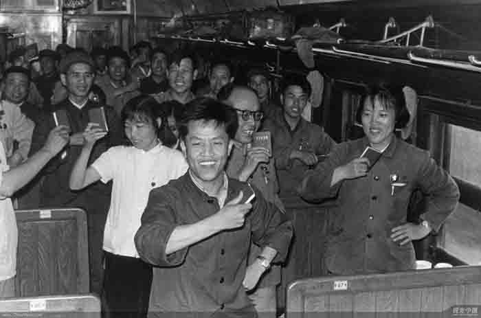 车厢里的“三忠于”右一为当时全国家喻户晓的学毛选女积极分子张XX. 1967年