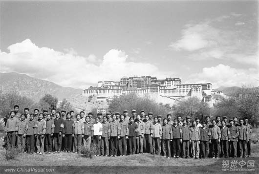 辽宁省52名到西藏插队落户的知青到达拉萨. 1976年9月