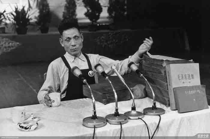 活学活用毛泽东著作盲人积极分子在发言. 1967年