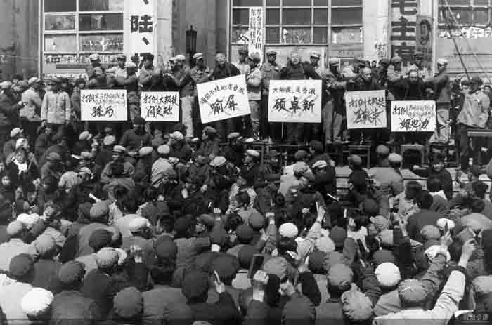 革命群众在斗中共中央东北局领导. 1967年
