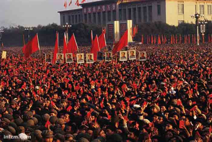 1966年文化大革命开始，全国各地红卫兵开始大串连