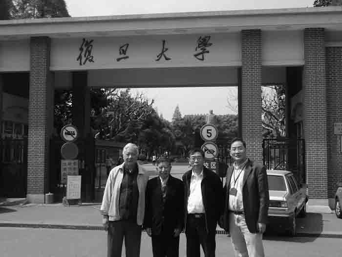朱永嘉（左一）、朱锡琪（左二，原市革委常委，因4.12炮打张春桥下台）与本文整理者金光耀（左四）以及文革研究专家金大陆（左三）合影.jpg